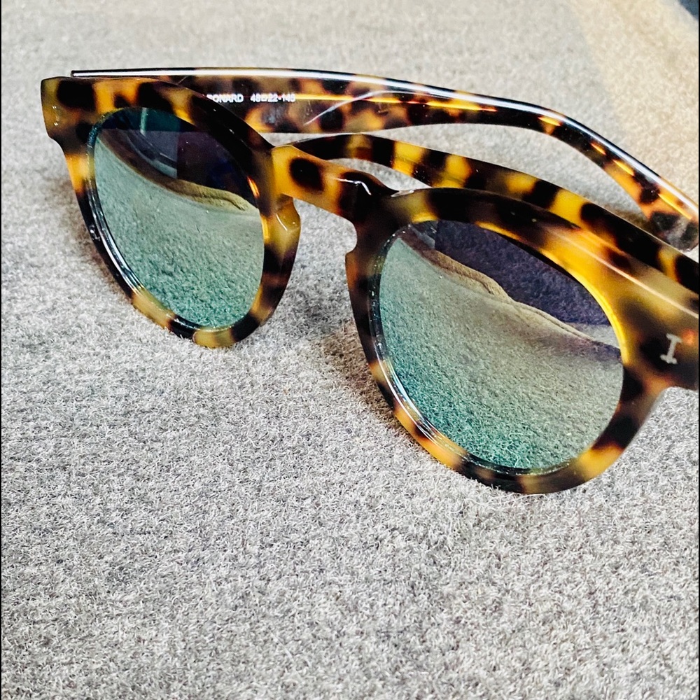Illesteva | Leonard Sunglasses | Mirrored